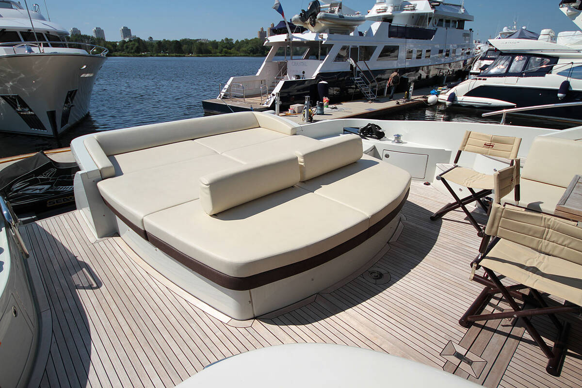 Кокпит Azimut 68S - 2008
