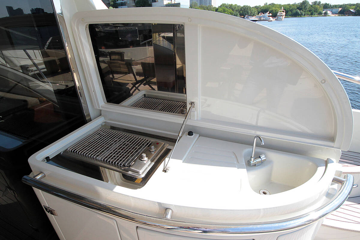 Гриль на кокпите Azimut 68S - 2008