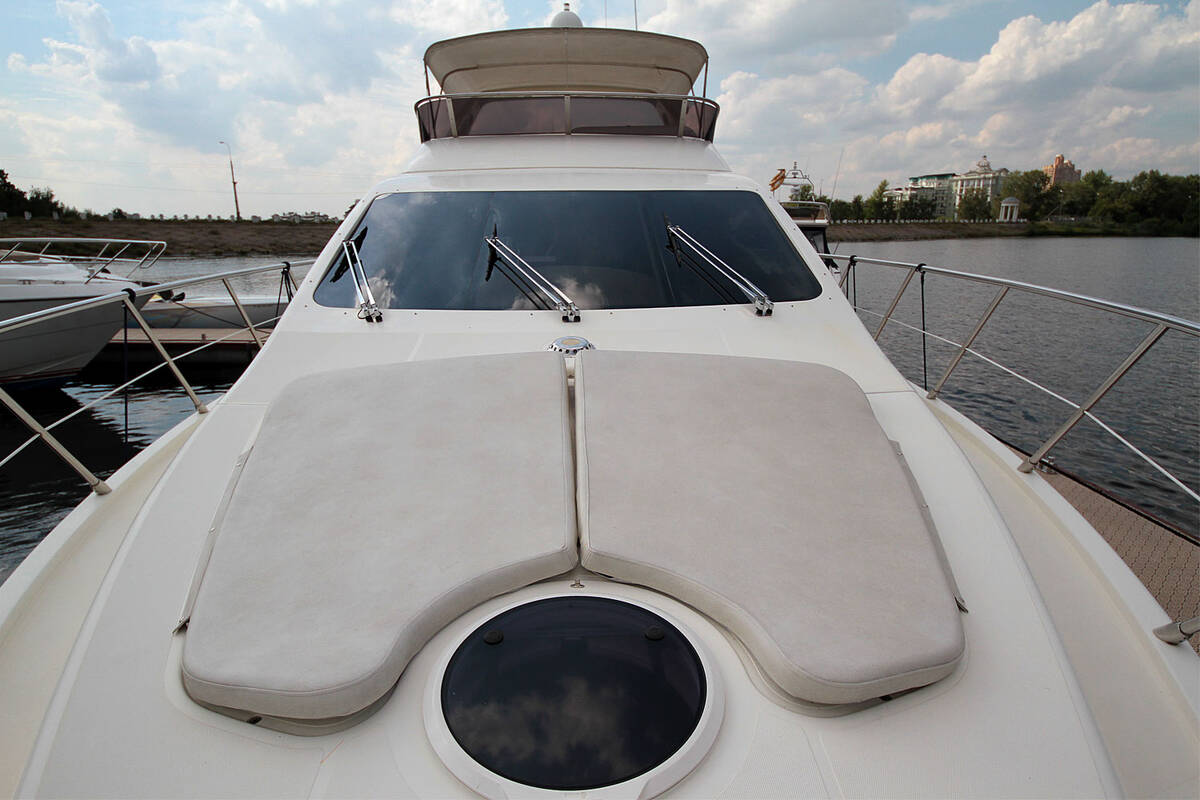 Носовая часть Azimut 55 2006
