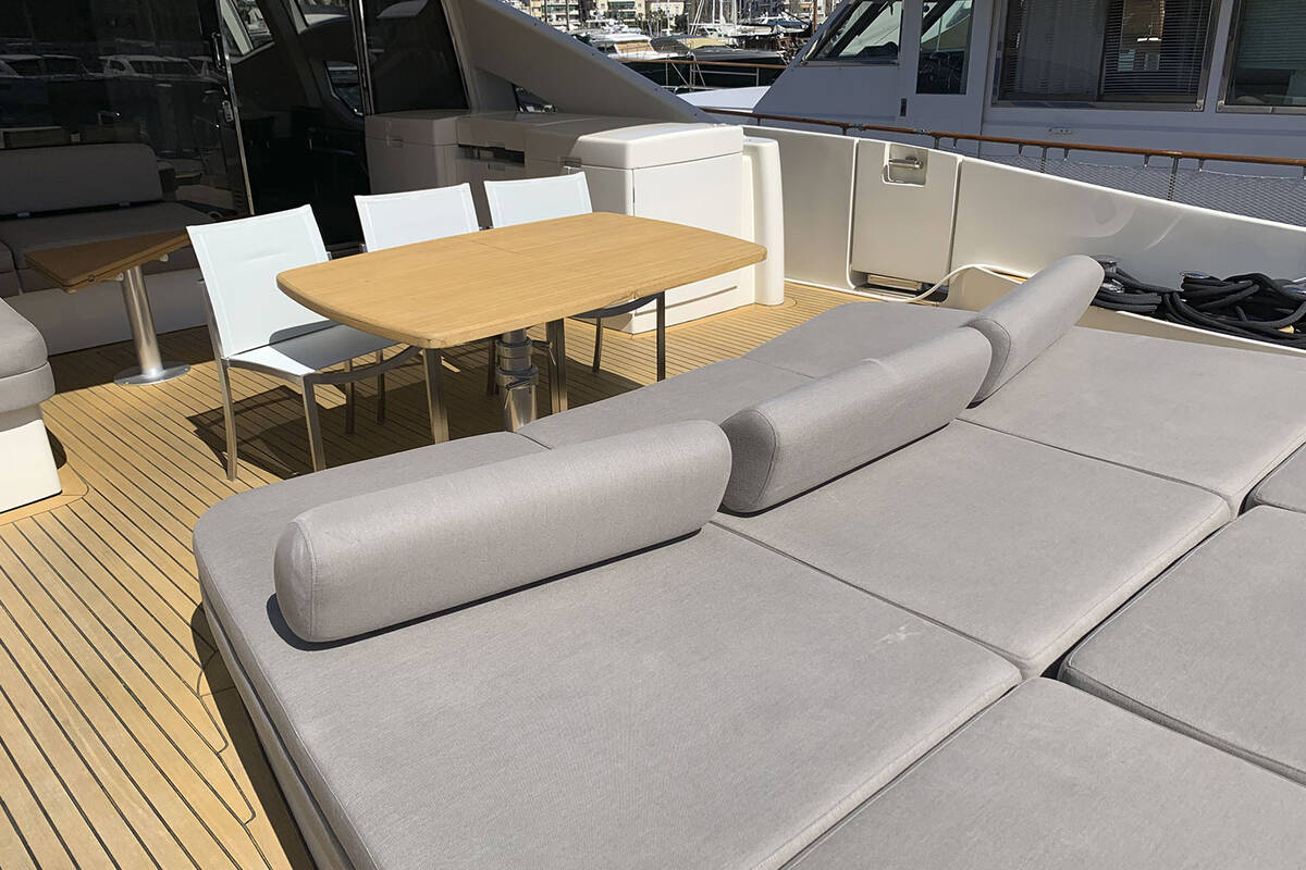 Кокпит Azimut 86S