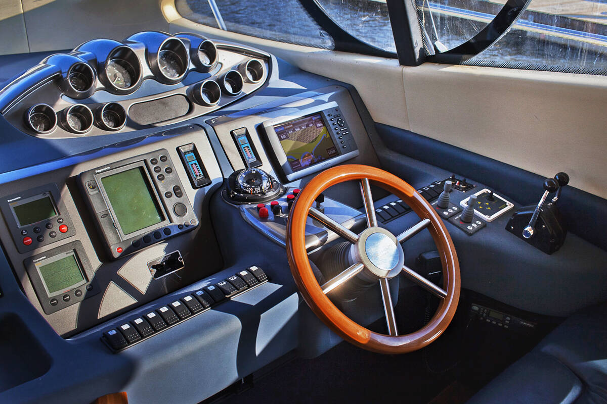 Главный пост управления. Интерьер Azimut 50 - 2004