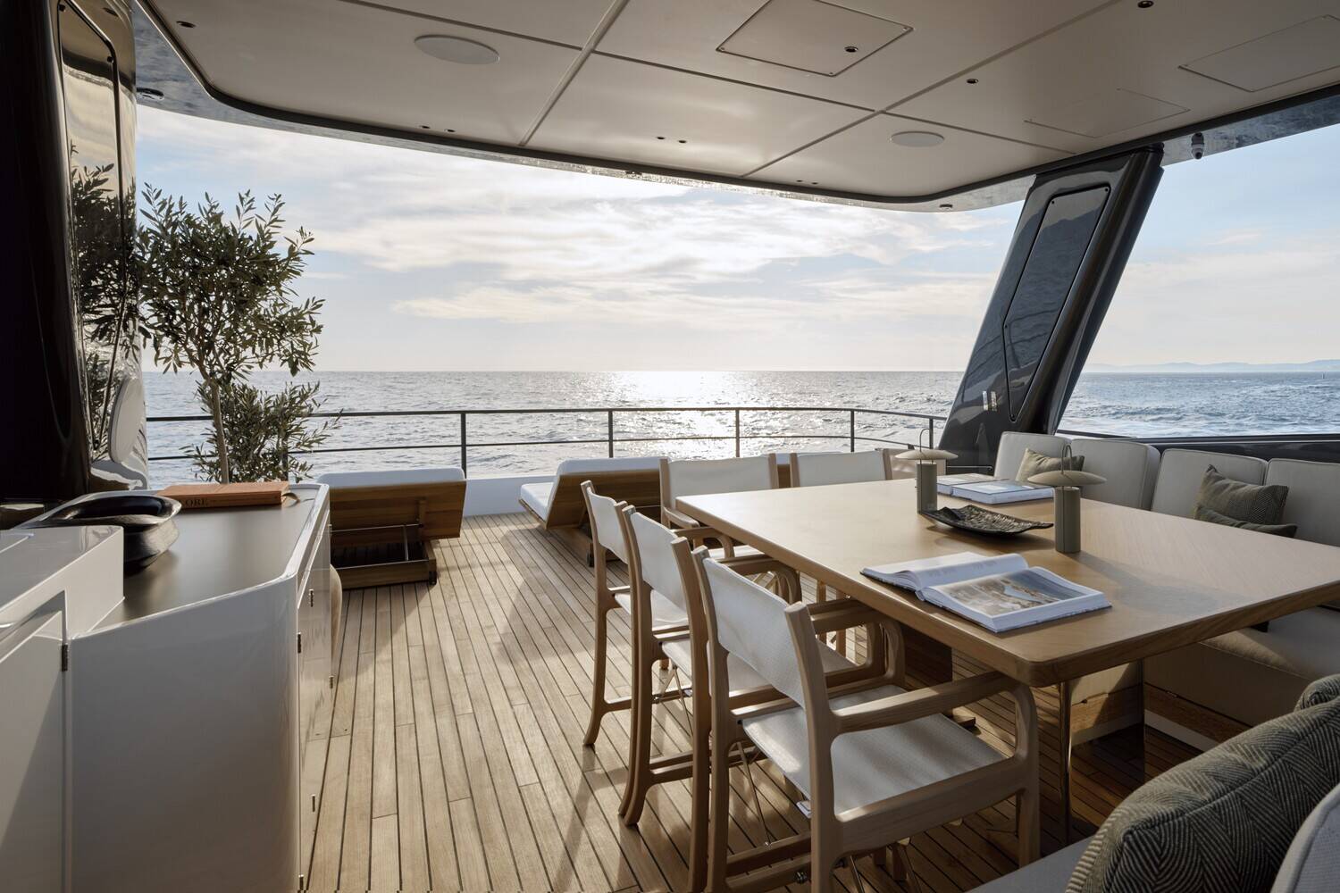 Интерьеры Magellano 27m