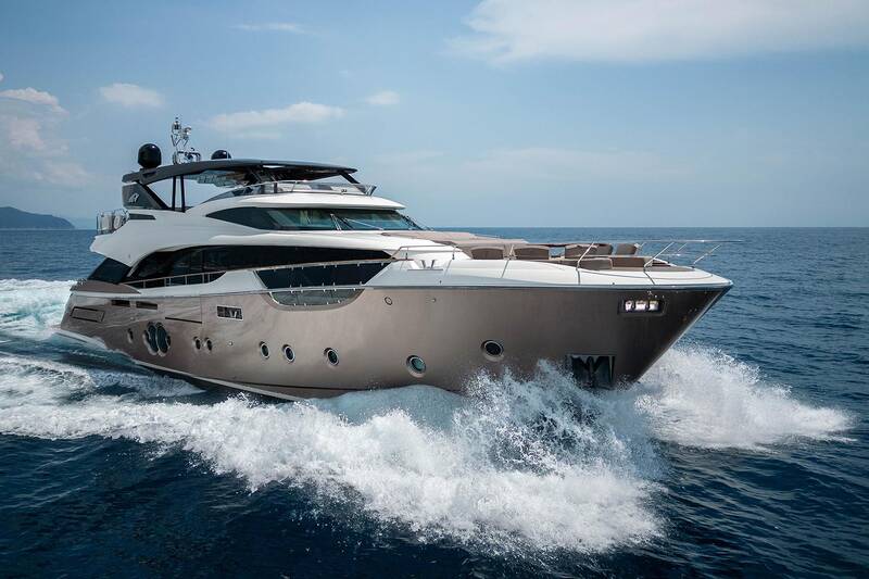 Экстерьер MCY 96 M/Y MIA 2017