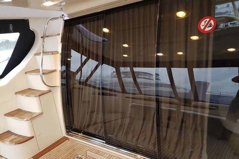 Вход в главный салон Azimut 62