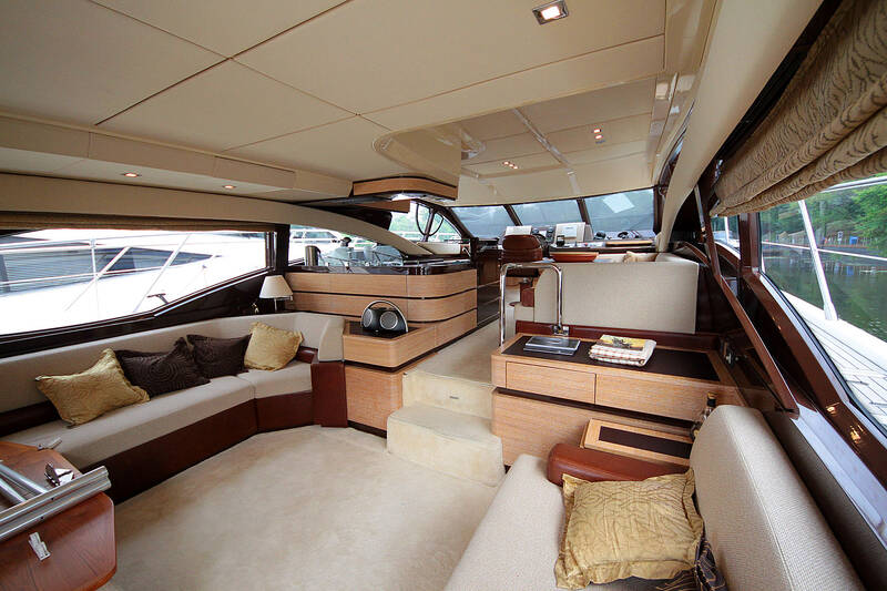 Салон. Интерьер Azimut 58