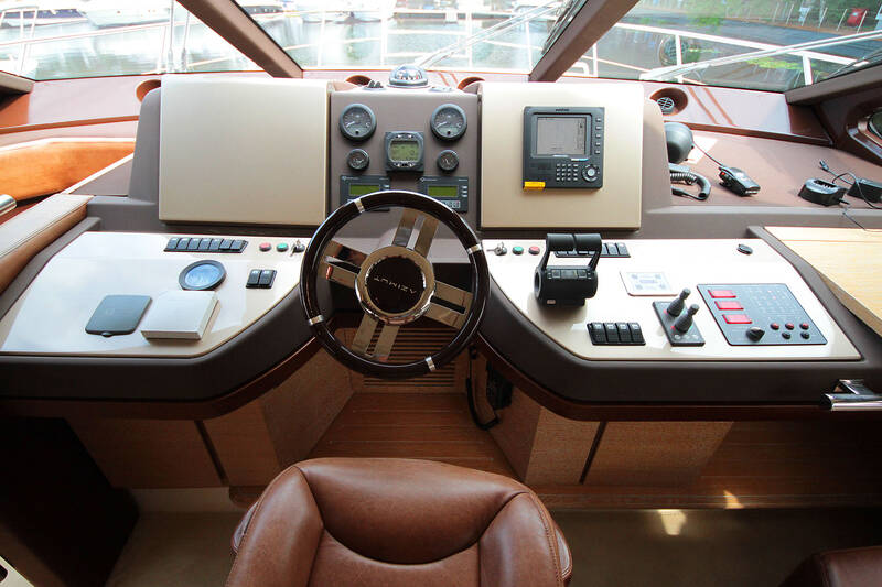Главный пост управления. Интерьер Azimut 58