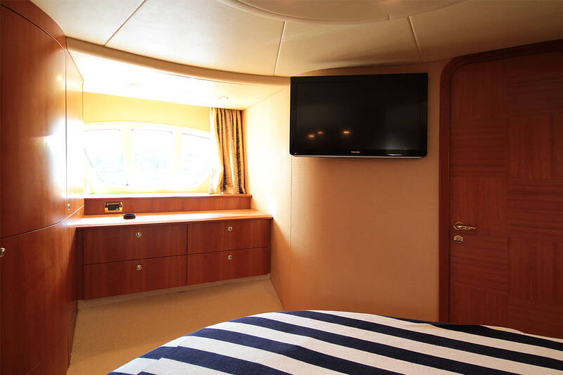 Каюта владельца. Интерьер Azimut 55 2006