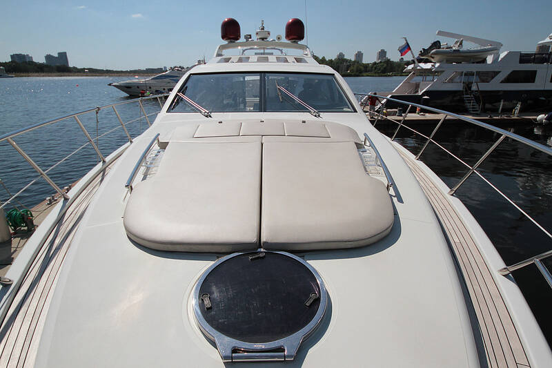 Носовая часть с лежаками для загорания Azimut 68S - 2008