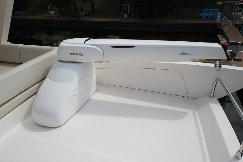 Кран. Экстерьер Azimut 58