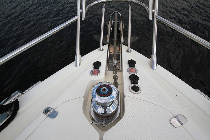 Носовая часть, якорь Azimut 55 2006