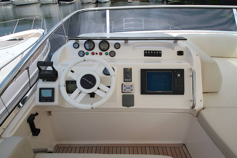 Верхний пост управления. Экстерьер Azimut 58