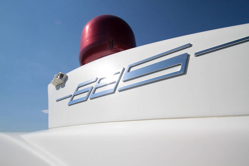 Логотип на борту. Эктерьер Azimut 68S - 2008