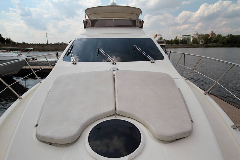 Носовая часть Azimut 55 2006