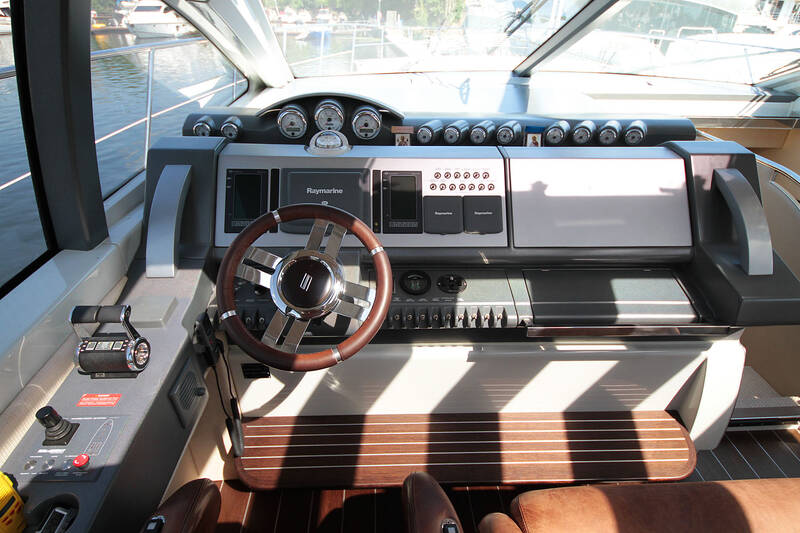 Пост управления. Azimut 68S - 2008
