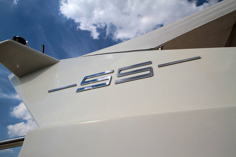 Лого на борту Azimut 55 2006