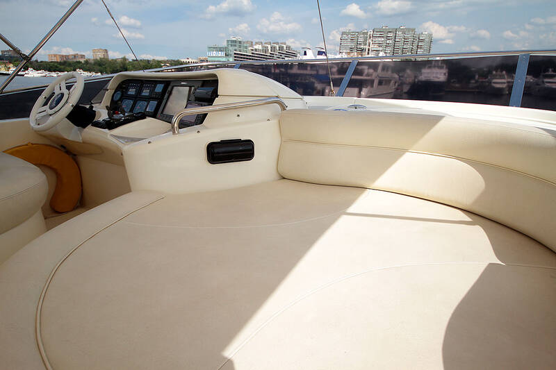 Лежак возле поста управления Azimut 55 2006