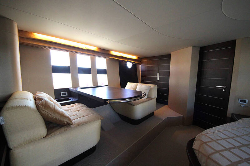 Каюта владельца. Azimut 68S - 2008