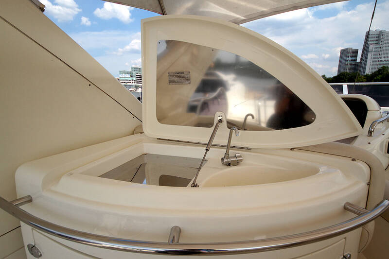 Холодильник и мойка на флайбридже Azimut 55 2006