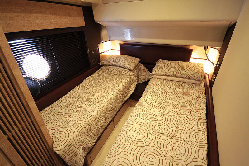 Каюта для гостей. Интерьер Azimut 58