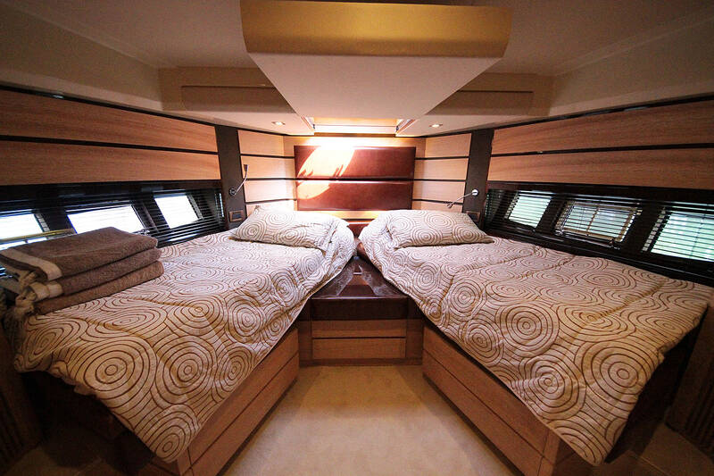 VIP каюта. Интерьер Azimut 58