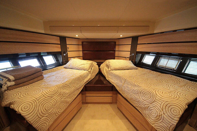VIP каюта. Интерьер Azimut 58