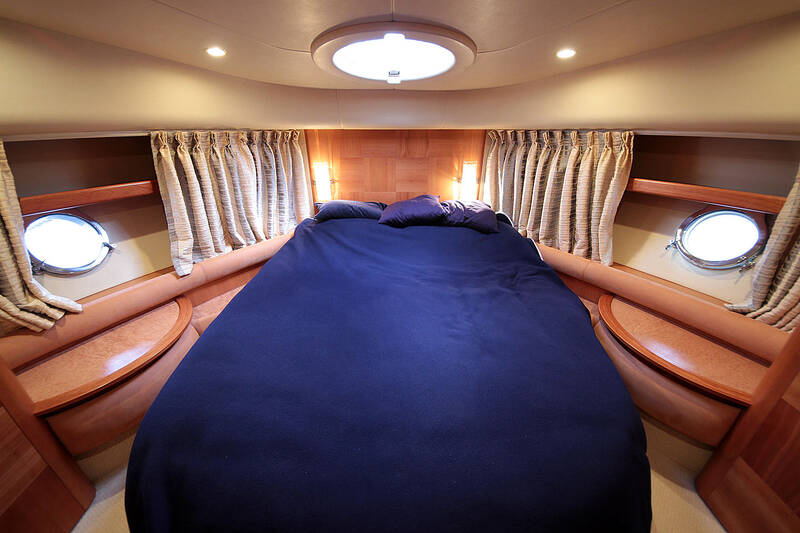 VIP каюта. Интерьер Azimut 55 2006