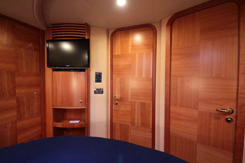 VIP каюта. Интерьер Azimut 55 2006