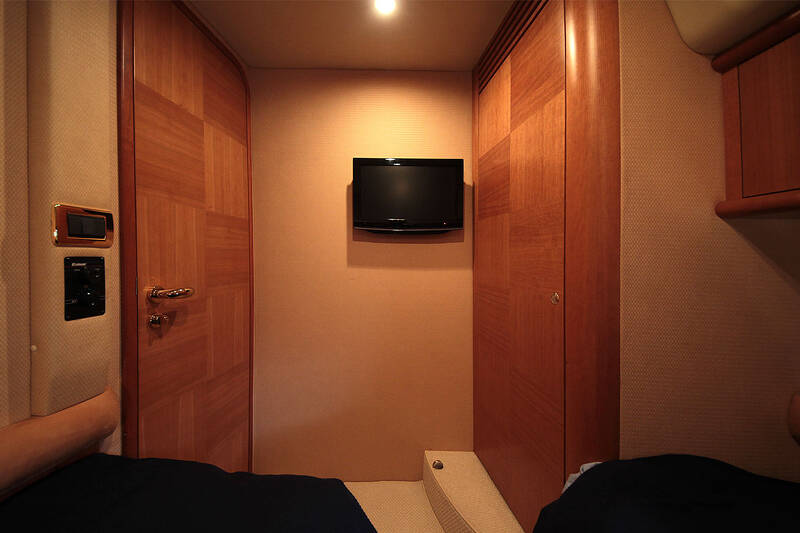 Гостевая каюта. Интерьер Azimut 55 2006