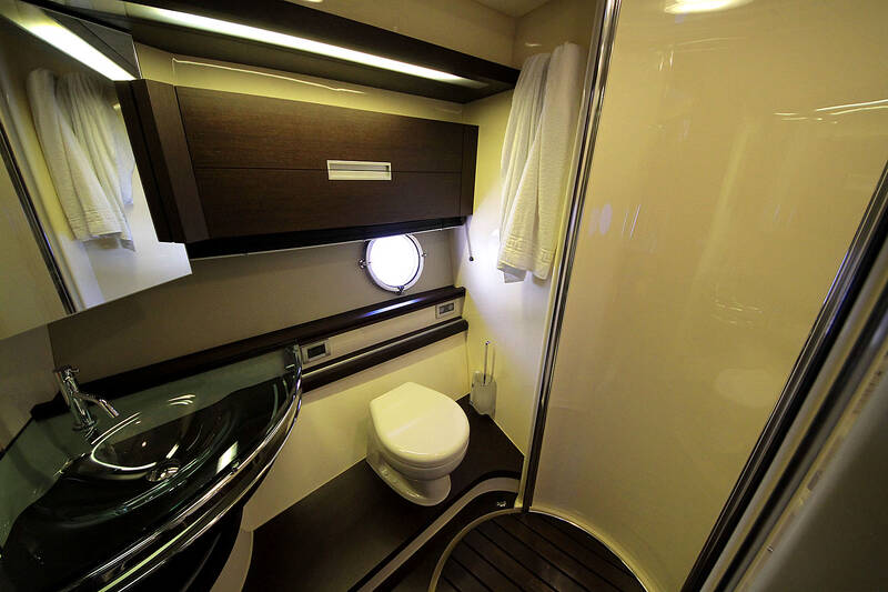 Ванная комната/санузел в VIP каюте. Azimut 68S - 2008