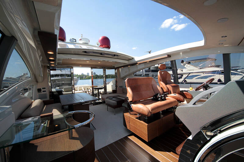 Салон (хард-топ открыт) Azimut 68S - 2008