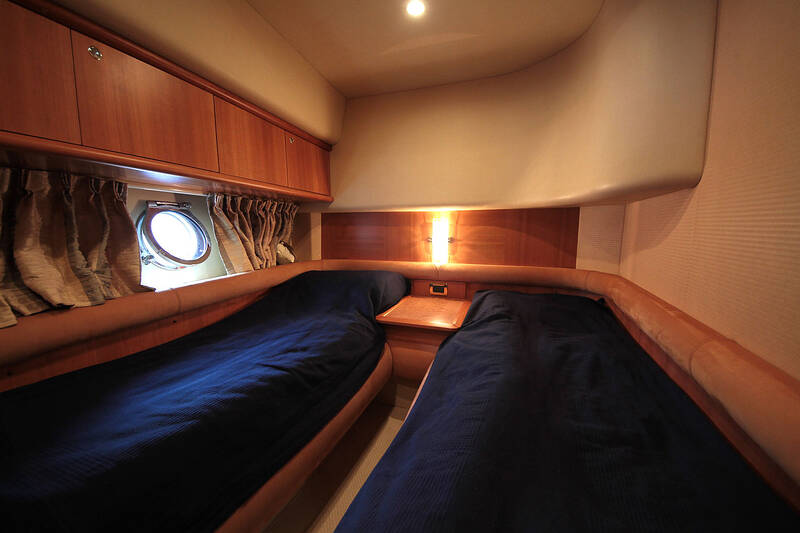 Гостевая каюта. Интерьер Azimut 55 2006