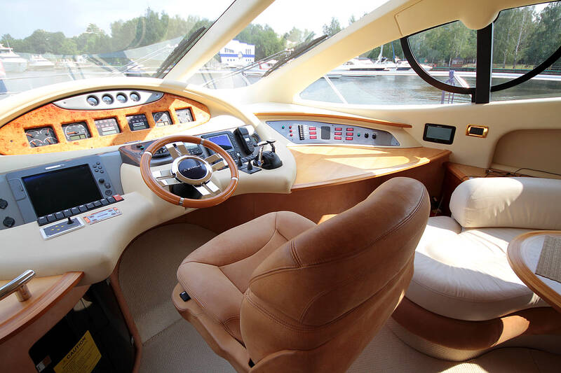 Главный пост управления. Интерьер Azimut 55 2006