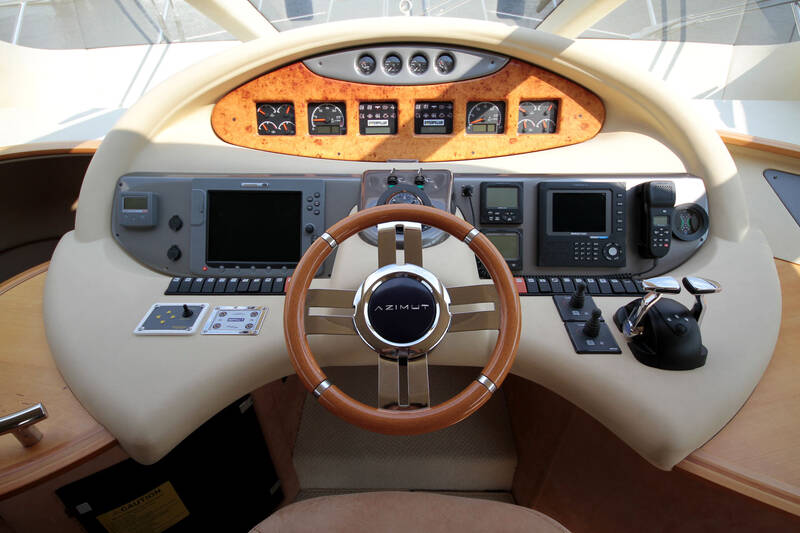 Главный пост управления. Интерьер Azimut 55 2006
