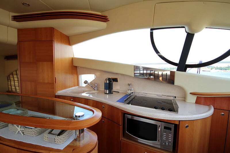 Кухонный гарнитур/камбуз. Интерьер Azimut 55 2006