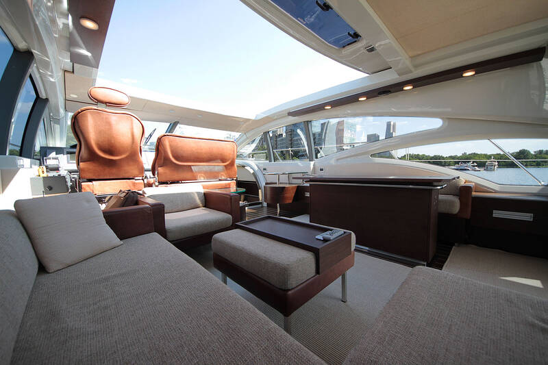 Салон (хард-топ открыт) Azimut 68S - 2008