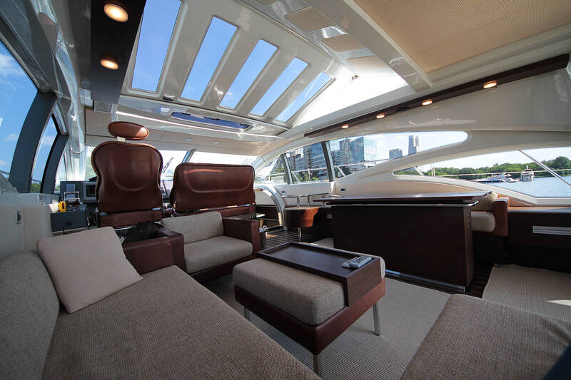 Салон (хард-топ закрыт) Azimut 68S - 2008