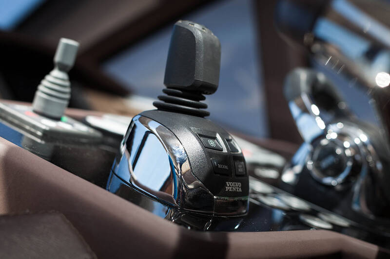 Джойстик Volvo Penta на посту управления