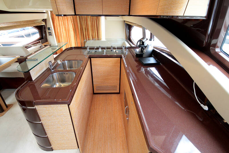 Кухонный гарнитур/камбуз. Интерьер Azimut 58
