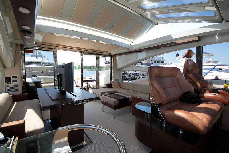 Салон (хард-топ закрыт) Azimut 68S - 2008
