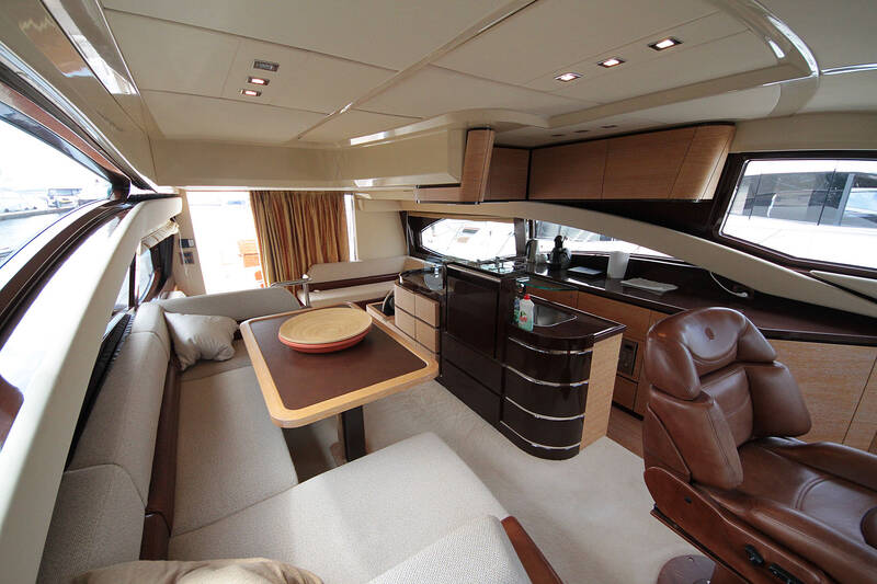 Салон. Интерьер Azimut 58