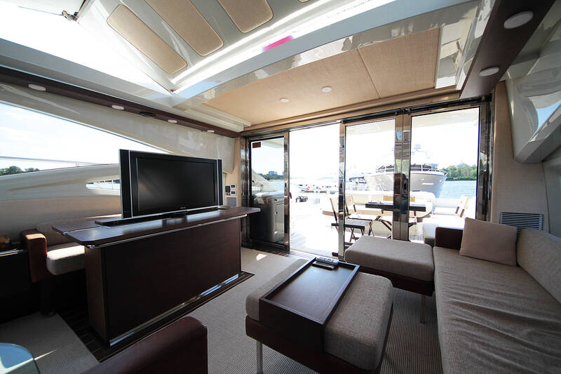 Салон (хард-топ закрыт) Azimut 68S - 2008
