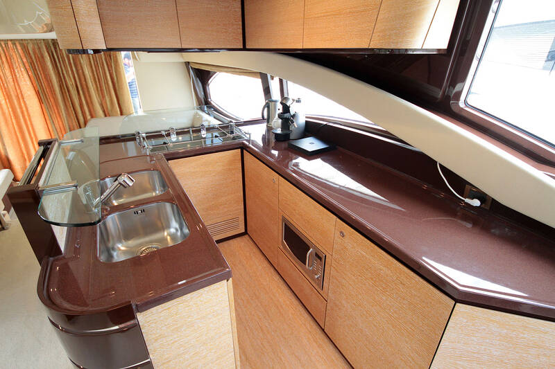 Кухонный гарнитур/камбуз. Интерьер Azimut 58