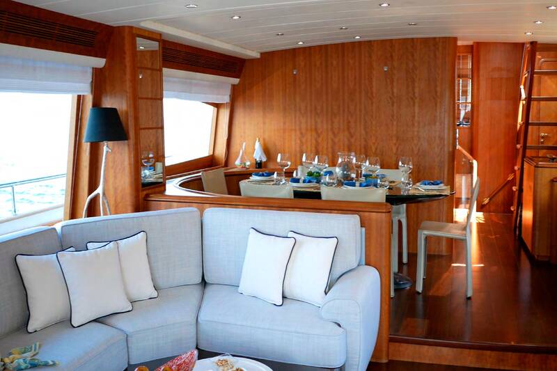 Обеденная зона в салоне M/Y LADY AMANDA
