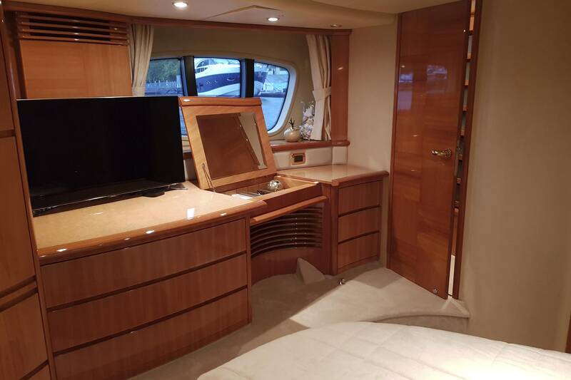 Мастер каюта Azimut 62