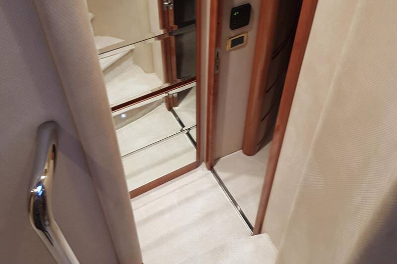 Лестница на нижнюю палубу Azimut 62