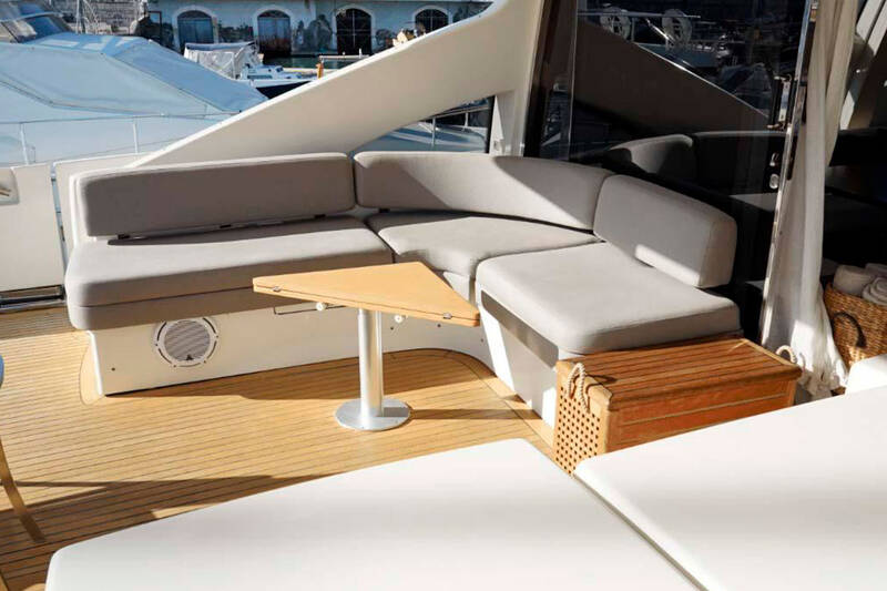Кокпит Azimut 86S