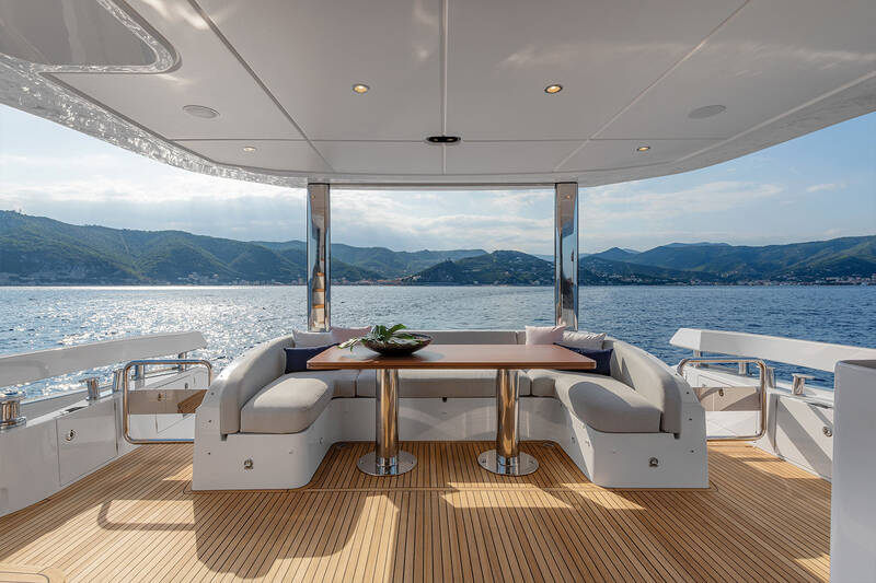 Обеденная зона на кокпите