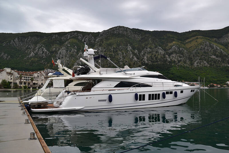 Экстерьер Fairline Squadron 78 (2011)