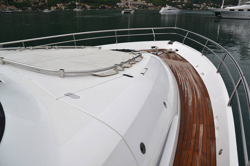 Носовая часть Fairline Squadron 78 (2011)