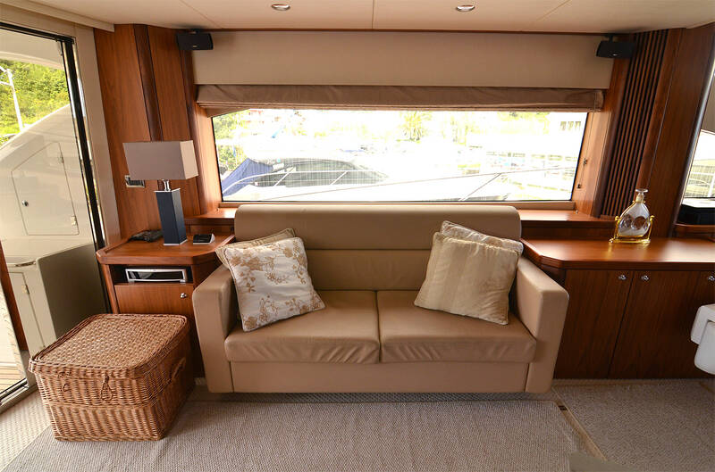 Салон Sunseeker Manhattan 70